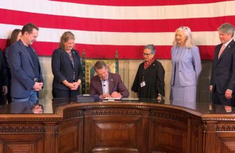 A brand new Nebraska legislation desires to make social media much less addictive for teenagers